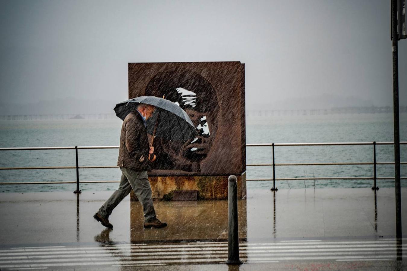 Día invernal, lluvioso y con bajada de temperaturas este lunes en Santander (Cantabria). Cantabria está este lunes en alerta amarilla por nevadas en una cota de 700 a 800 metros en la zona de Liébana, el centro y el valle de Villaverde. 