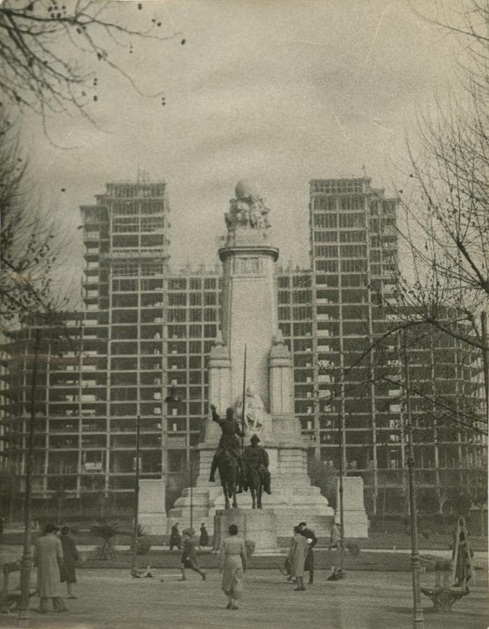 7. Esqueleto del Edificio España durante su construcción en febrero de 1950