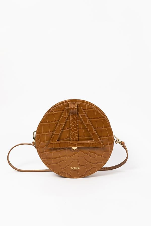 Bolsillo - Básicos para renovar el armario en el Black Friday. Bolso circular camel con estampado de serpiente, de Bolsillo. Por cada bolso que se compre o ya se haya comprado a precio íntegro tanto en la semana del Black Friday como en las anteriores del mes de noviembre, la firma española regalará un bono con un descuentos del 50% para adquirir un pequeño accesorio (cartera, monedero o pendiente). Este bono no caducará, por lo que se podrá usar a lo largo del año o cuando realmente se necesite, eliminado esa ansiedad típica relacionada con las promociones de Black Friday.