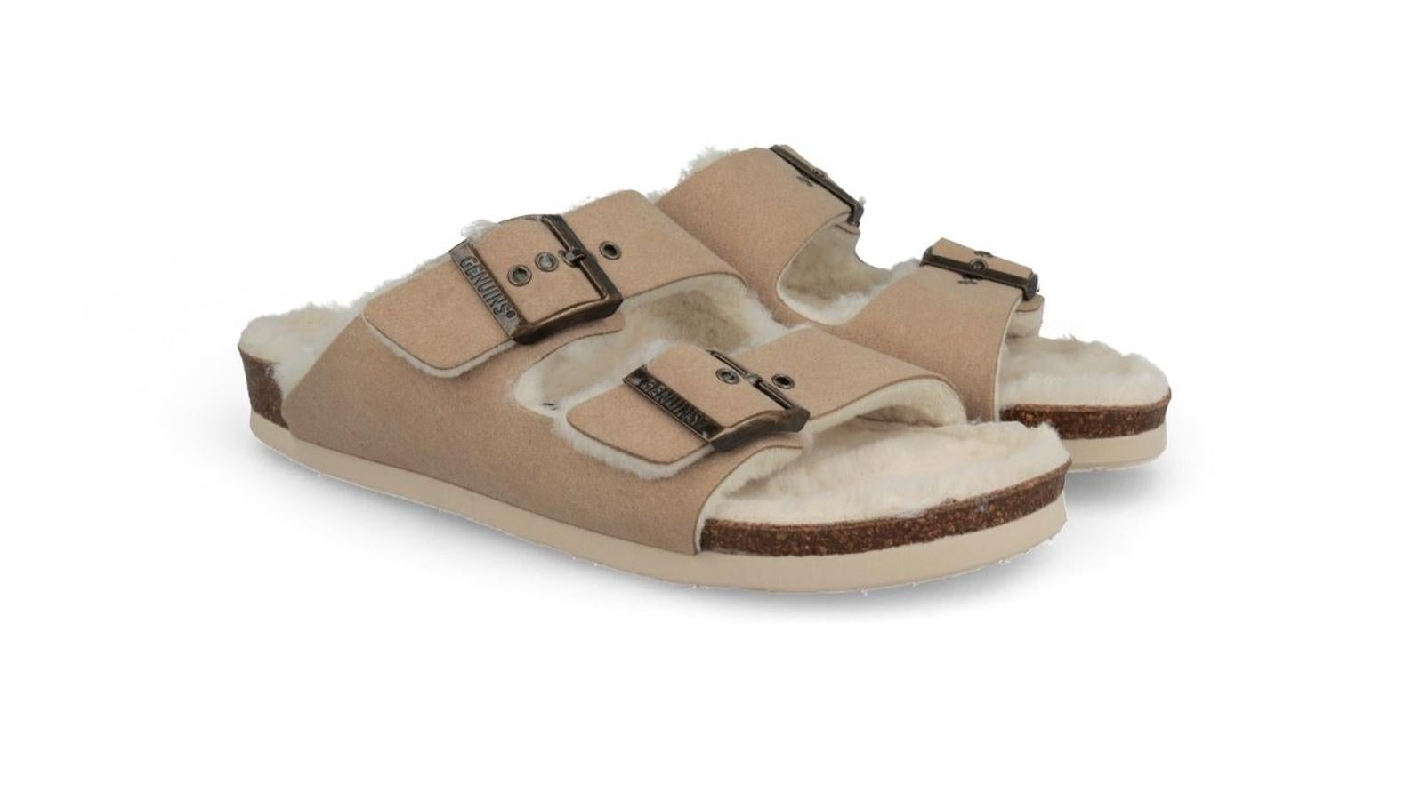 Genuins - Básicos para renovar el armario en el Black Friday. Sandalias forradas de piel de borrego, modelo Hawaii Vegan Camel, de Genuins. Precio: 49,90€.