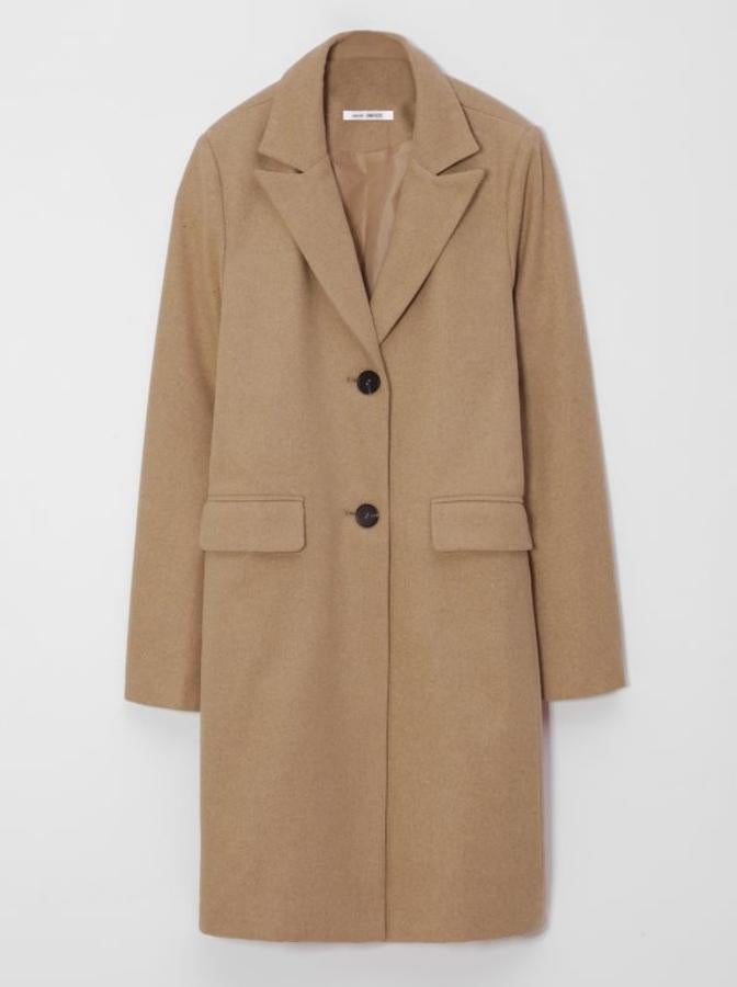 Venca - Básicos para renovar el armario en el Black Friday. Diseño de corte clásico midi en tonos beige con las solapas cruzadas y dos botones centrales marrón oscuro. Precio: C.P.V.