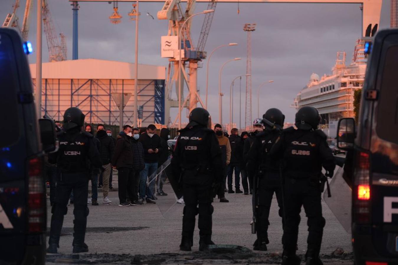 Fotos: Un piquete impide la entrada de un camión en Navantia Puerto Real