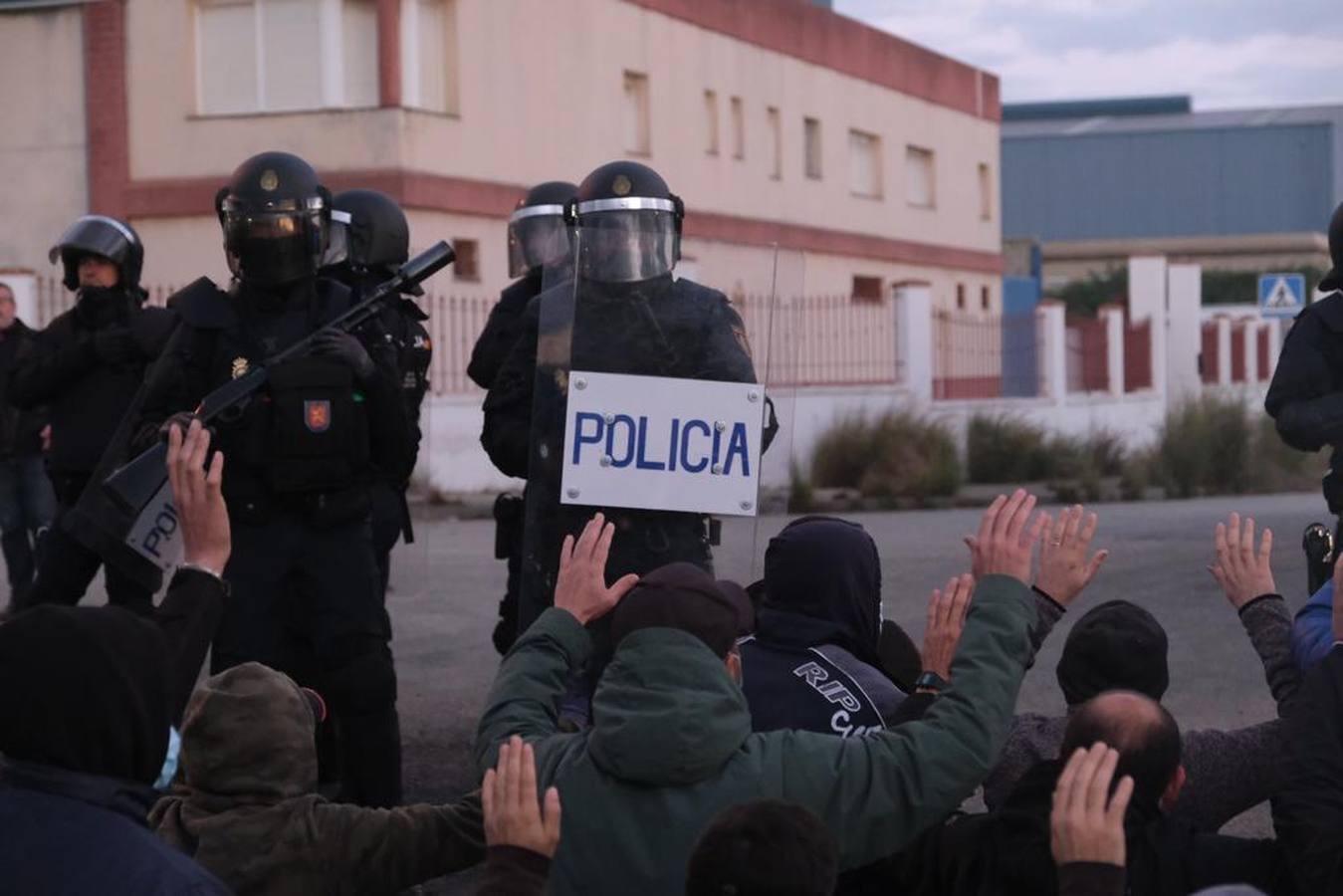 Fotos: Un piquete impide la entrada de un camión en Navantia Puerto Real