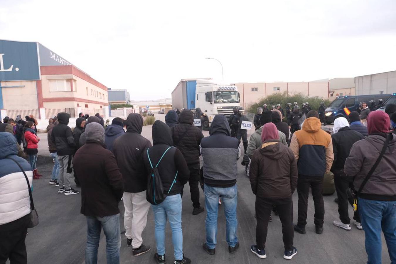 Fotos: Un piquete impide la entrada de un camión en Navantia Puerto Real