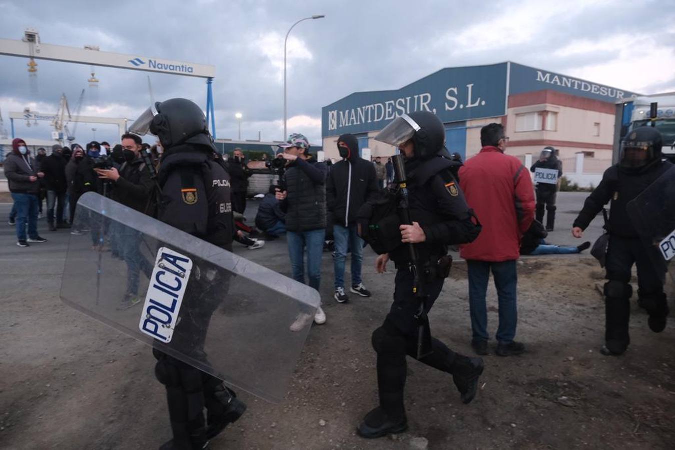 Fotos: Un piquete impide la entrada de un camión en Navantia Puerto Real