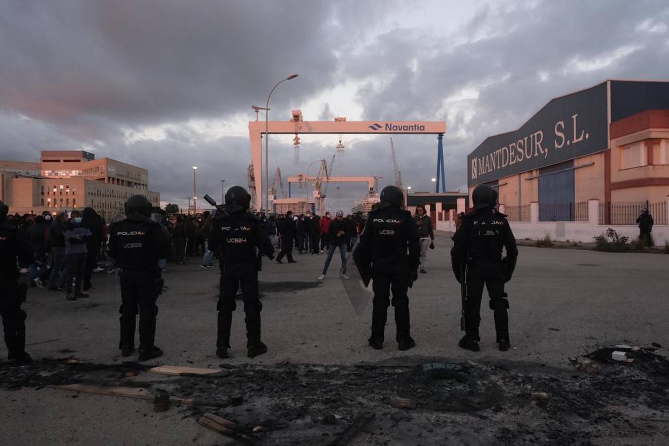 Fotos: Un piquete impide la entrada de un camión en Navantia Puerto Real