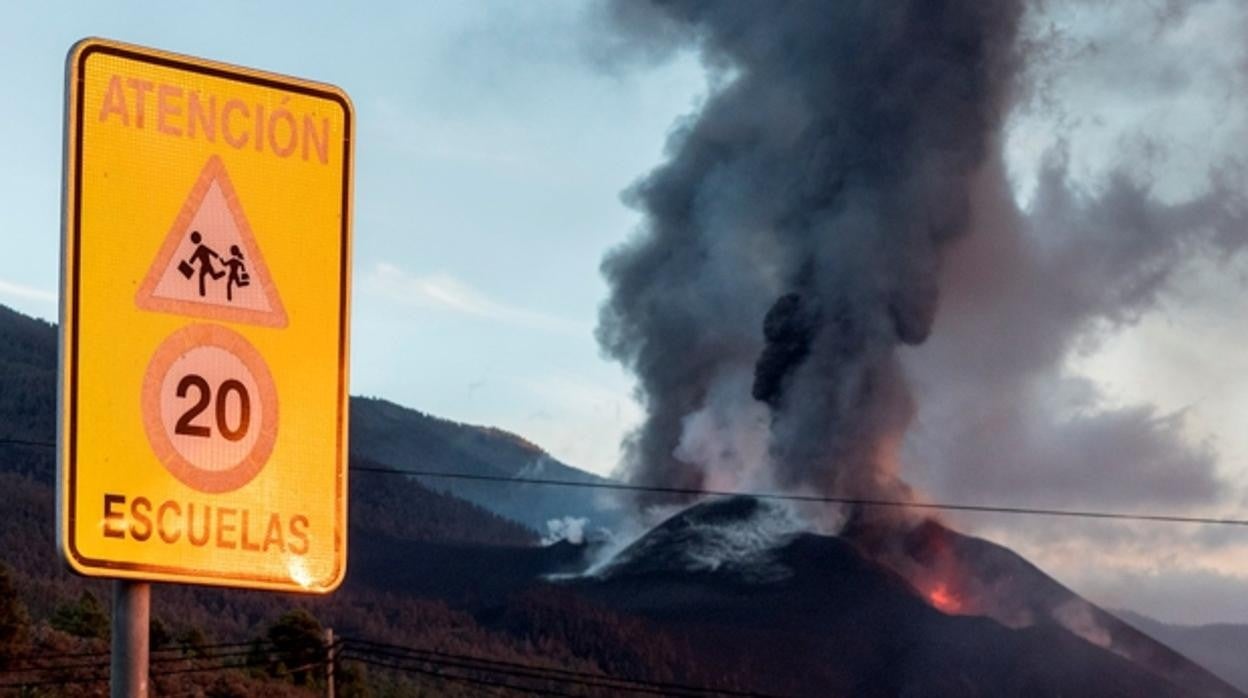 Cartel de zona escolar con el volcán de fondo