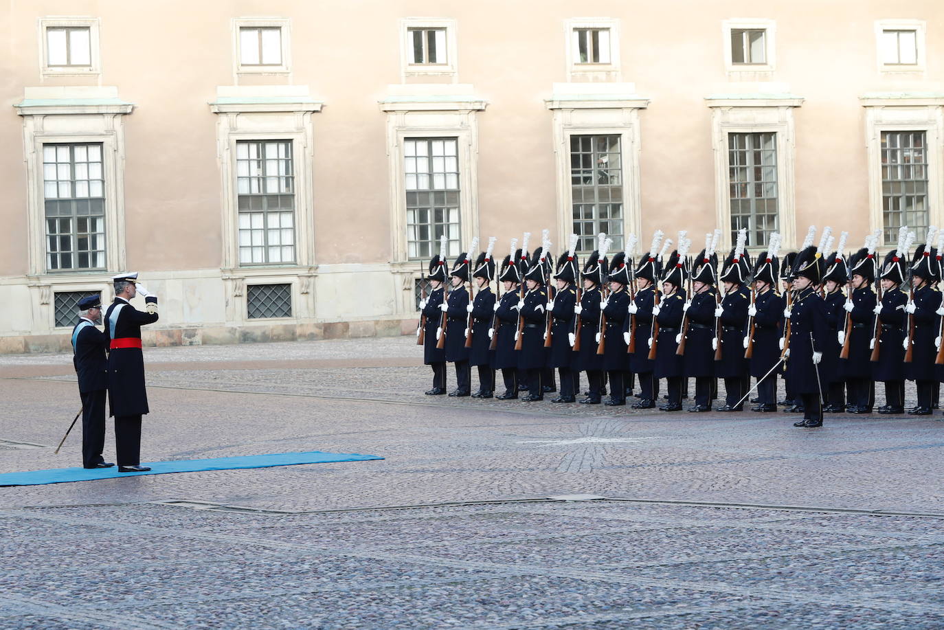 Felipe VI pasó revista al batallón de honores de la Guardia Real sueca junto al rey Carlos XVI Gustavo. 