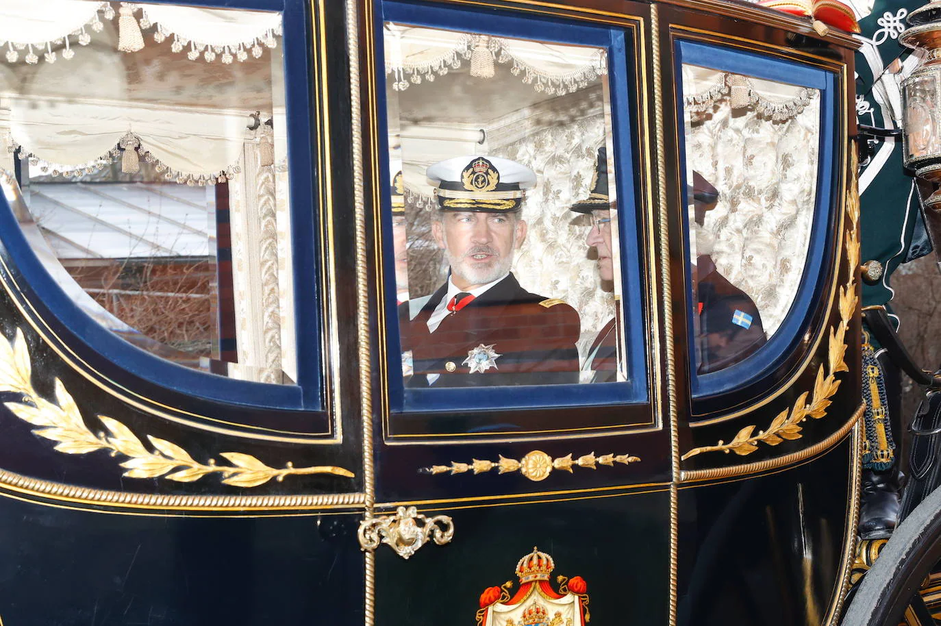 El Rey Felipe VI junto a el Rey Carlos XVI Gustavo durante el trayecto en carruaje. 