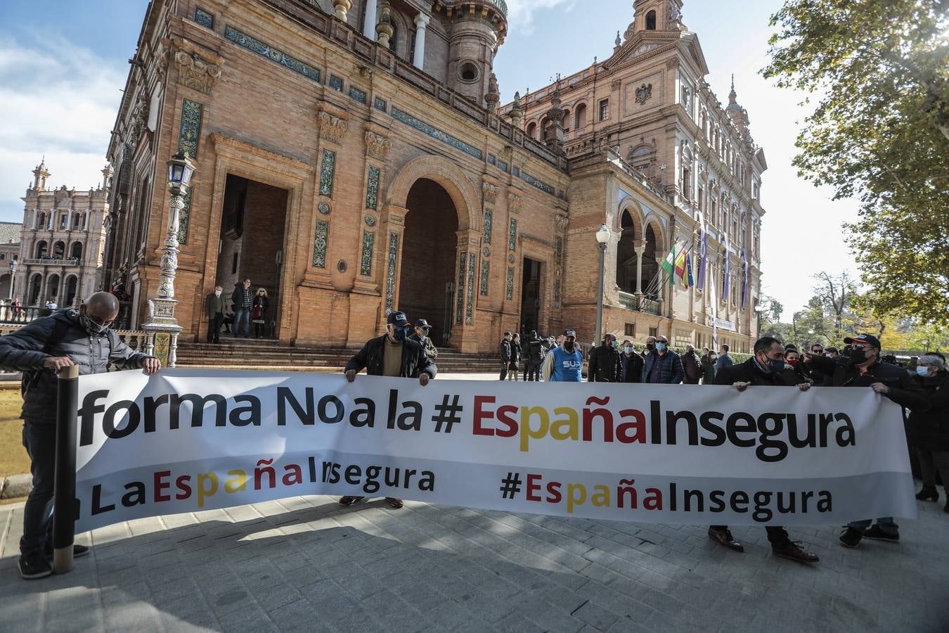 En imágenes, la protesta en Sevilla de policías nacionales y guardias civiles contra la reforma de la ley de seguridad ciudadana