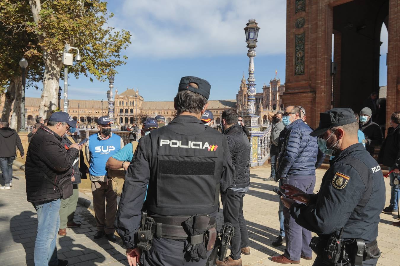 En imágenes, la protesta en Sevilla de policías nacionales y guardias civiles contra la reforma de la ley de seguridad ciudadana