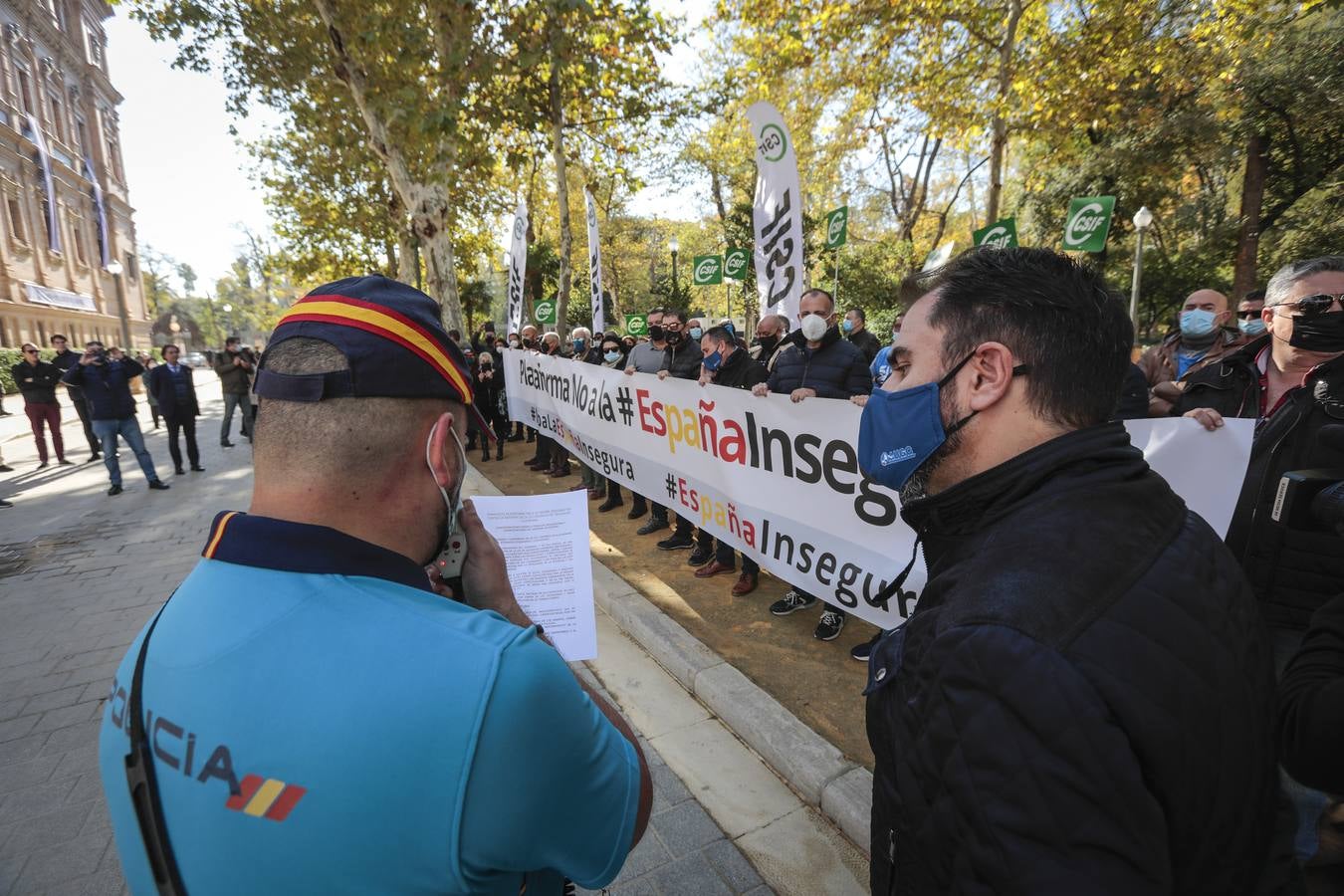 Un centenar de policías y guardias civiles se concentra en Sevilla contra la reforma de la ley de seguridad