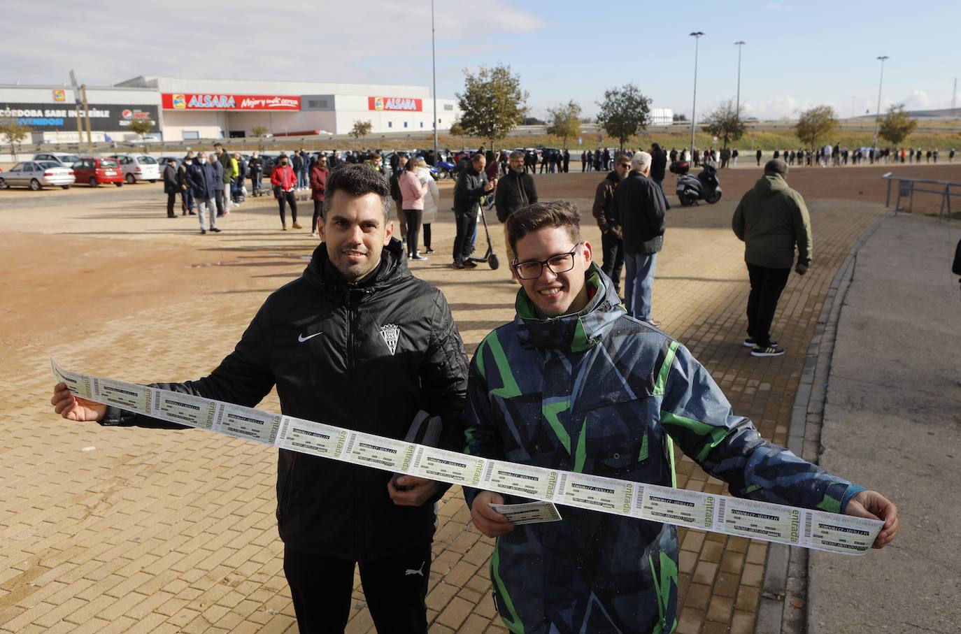 Las colas para adquirir localidades del Córdoba CF - Sevilla FC, en imágenes