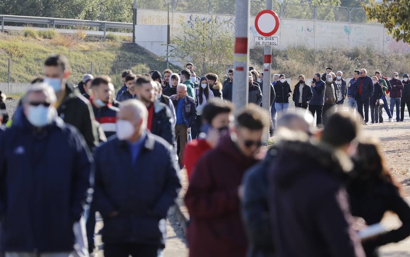 Las colas para adquirir localidades del Córdoba CF - Sevilla FC, en imágenes