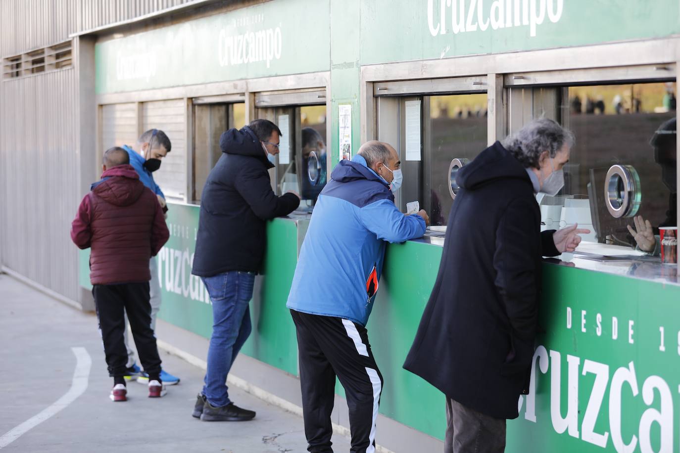 Las colas para adquirir localidades del Córdoba CF - Sevilla FC, en imágenes