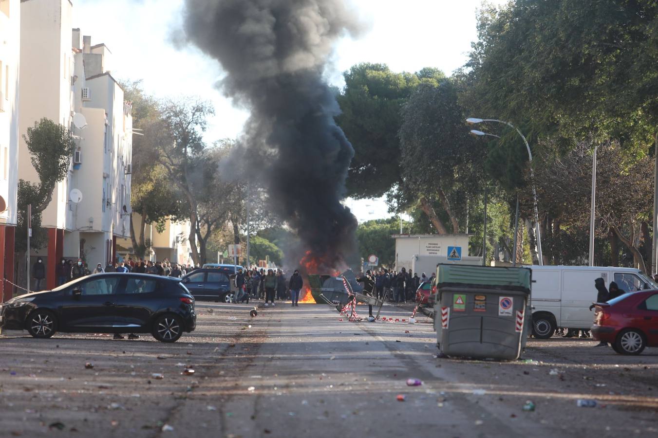 Fotos: lanzamiento de objetos y cargas policiales en el Río San Pedro