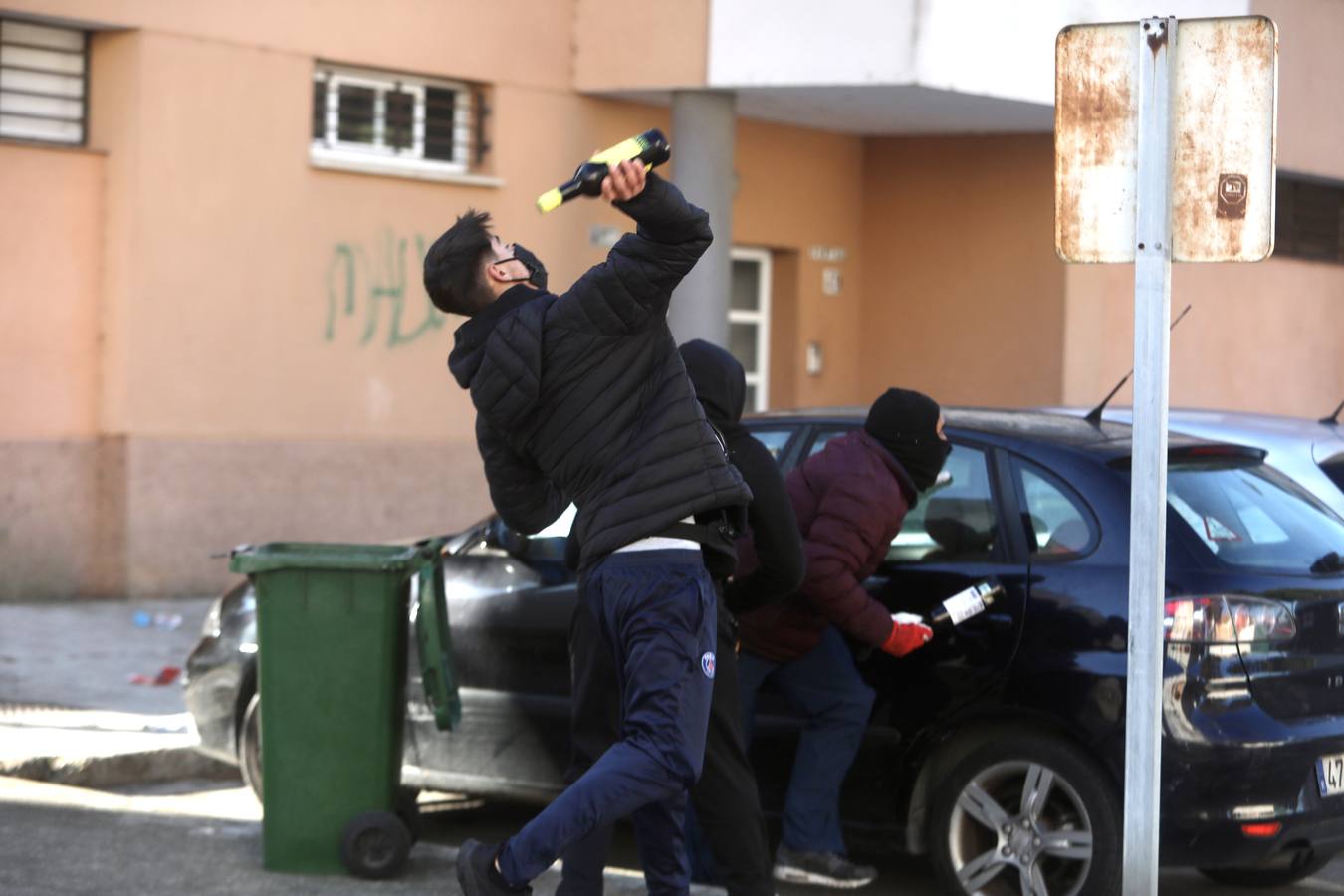 Fotos: lanzamiento de objetos y cargas policiales en el Río San Pedro