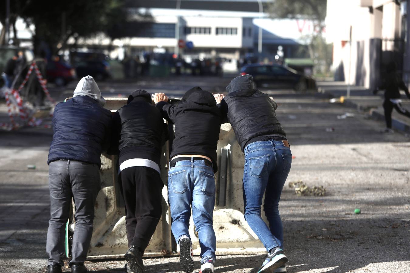 Fotos: lanzamiento de objetos y cargas policiales en el Río San Pedro