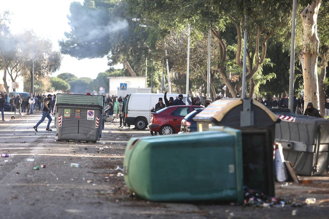 Fotos: lanzamiento de objetos y cargas policiales en el Río San Pedro