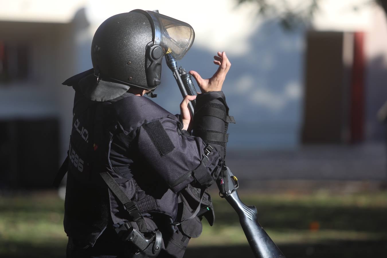 Fotos: lanzamiento de objetos y cargas policiales en el Río San Pedro