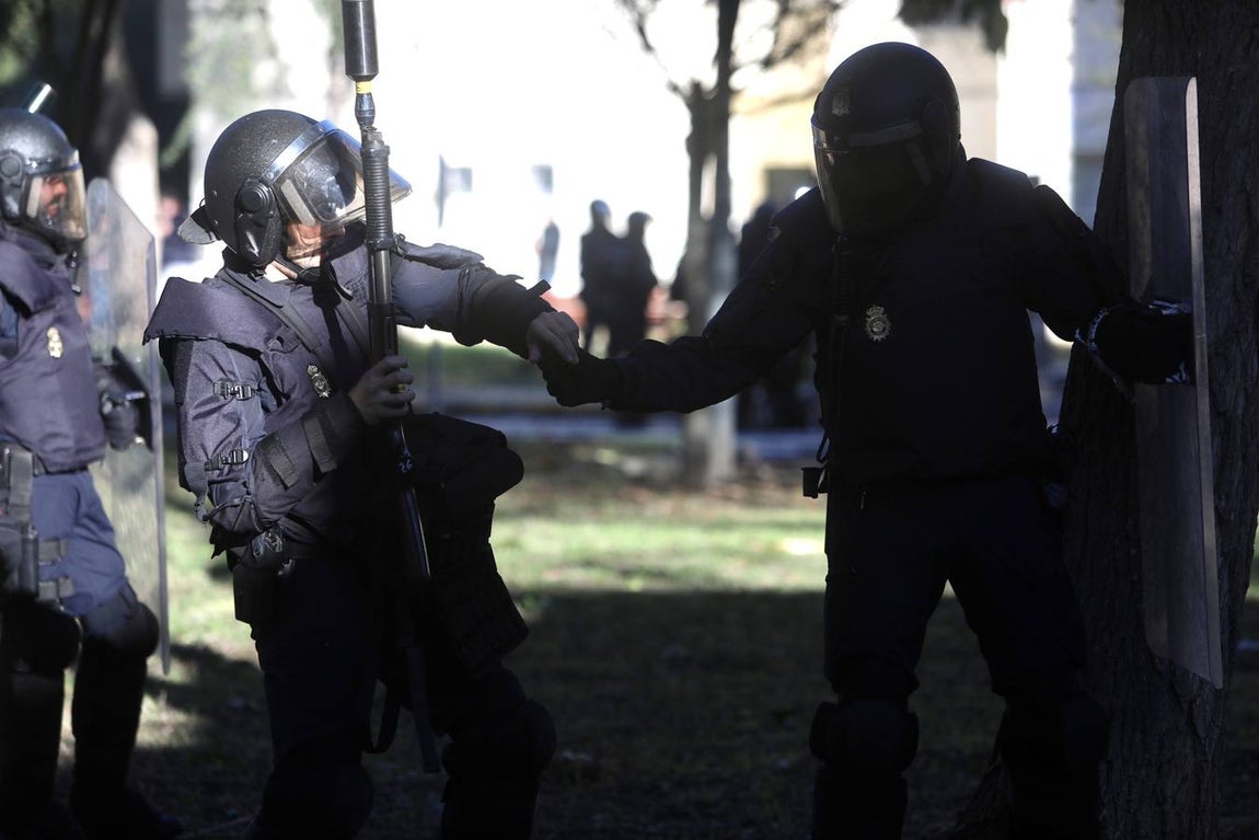 Fotos: lanzamiento de objetos y cargas policiales en el Río San Pedro
