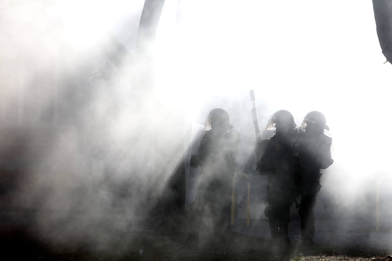 Fotos: lanzamiento de objetos y cargas policiales en el Río San Pedro