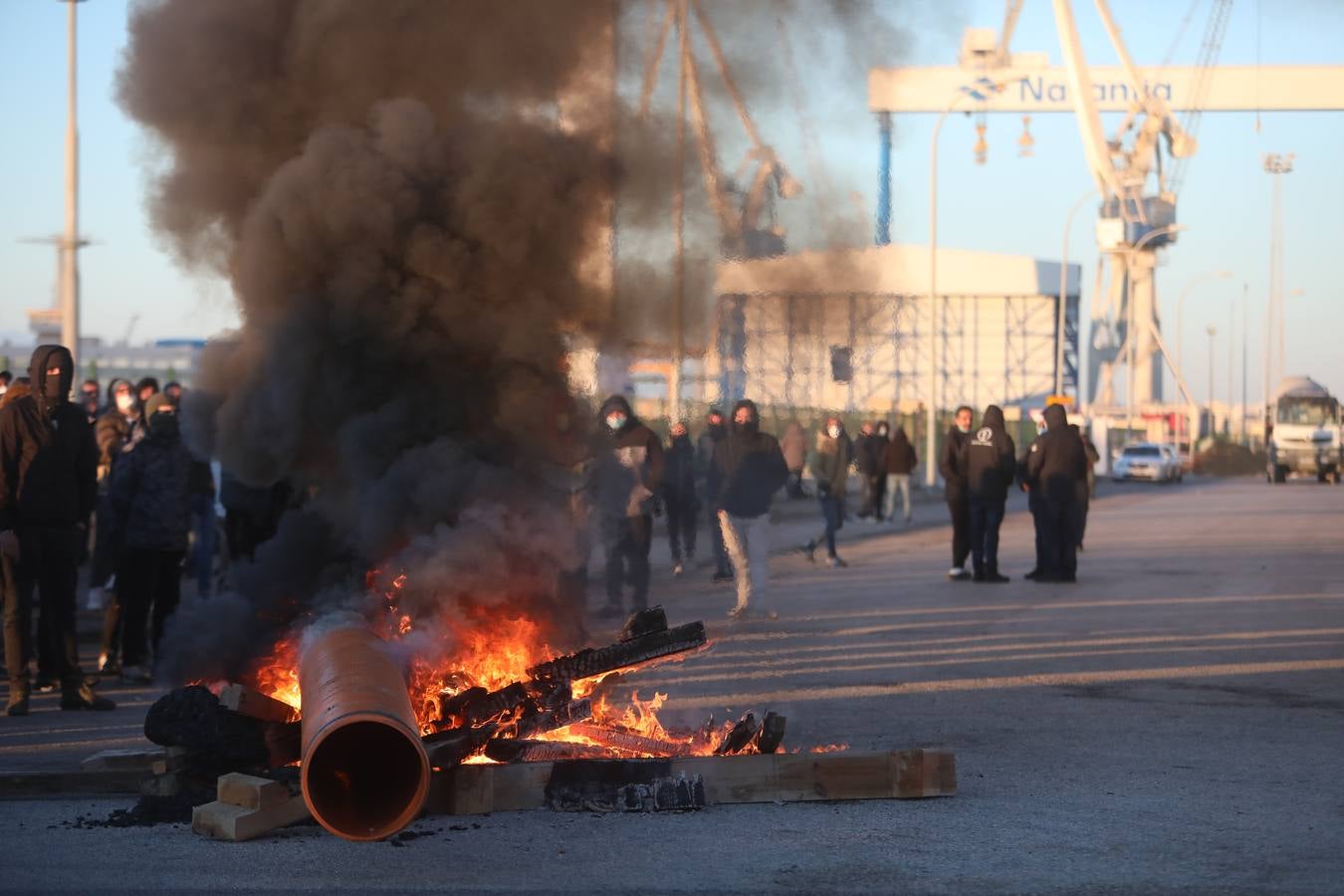 Fotos: lanzamiento de objetos y cargas policiales en el Río San Pedro