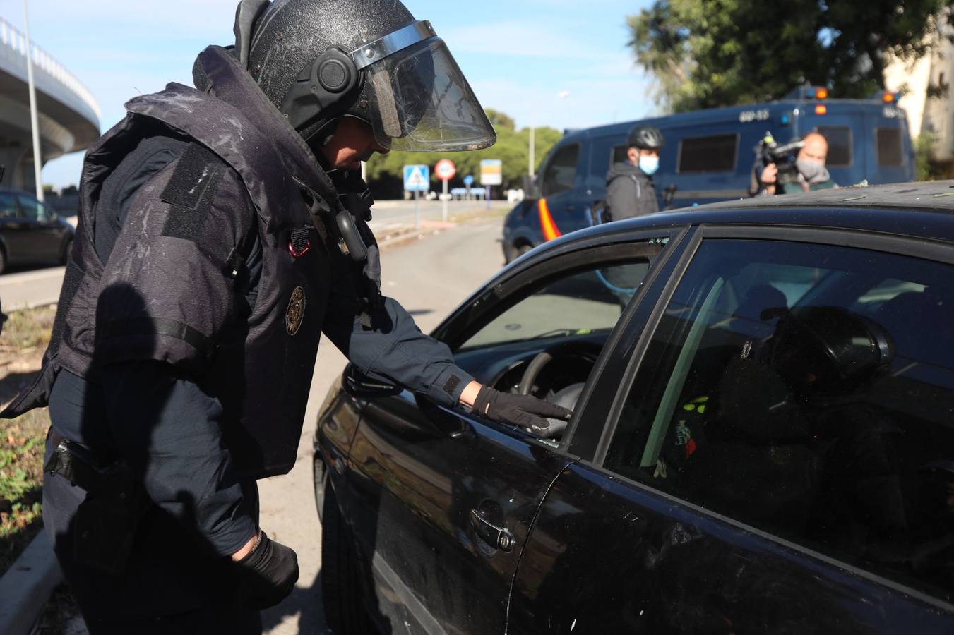 Fotos: Un Policía consuela a una chica a la que han destrozado los cristales del coche