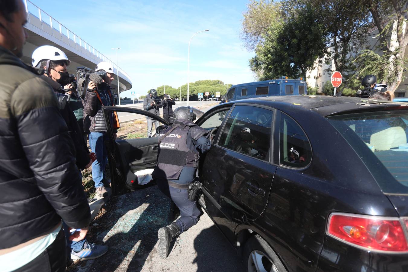 Fotos: Un Policía consuela a una chica a la que han destrozado los cristales del coche