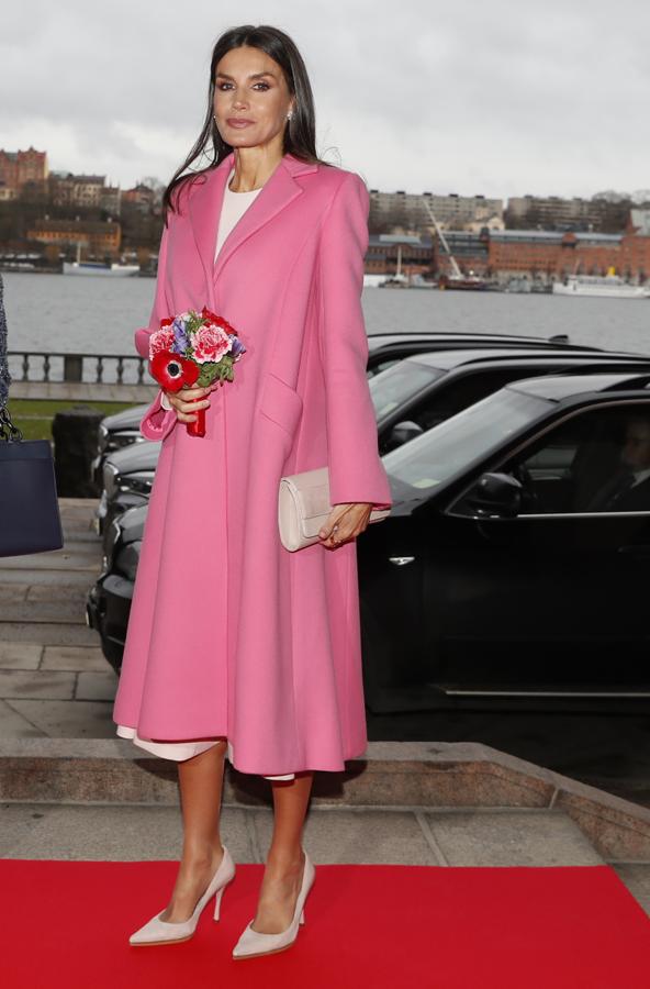 Estilismo en clave rosa para el gris Estocolmo. En su tercera jornada <a href="https://www.abc.es/estilo/moda/abci-reina-letizia-pone-primera-sello-espanol-maleta-viaje-suecia-202111251403_noticia.html" target="_blank">eligió un alegre conjunto rosa </a>con el que poner un toque de color al gris sueco con un look de sello español, de Pedro del Hierro, confeccionado en exclusiva para ella y un abrigo de Carolina Herrera.