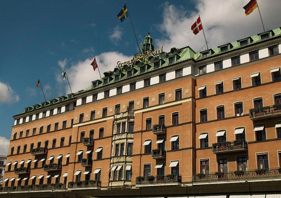 Así es el Grand Hôtel de Estocolmo donde se alojan los Reyes. No es la primera vez que los Reyes se alojan en él, pues ya lo eligieron en su anterior visita hace once años, cuando asistieron al enlace entre Victoria de Suecia y el príncipe Daniel. Dicho lugar se fundó en 1874 y desde entonces ha sido el favorito de celebrities y aristócratas de medio mundo, además de tener una relación muy estrecha con los miembros de las casas reales europeas, de ahí que la elección de Sus Majestades no haya sorprendido.