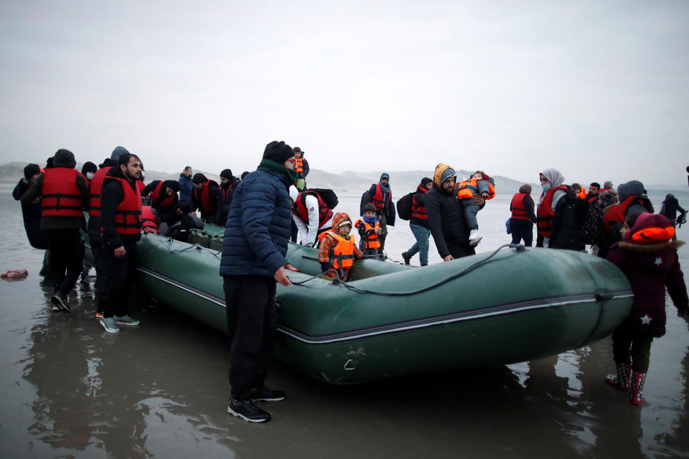 Al menos 40 inmigrantes a bordo de una embarcación listos para cruzar el estrecho sin que los agentes pudieran hacer nada por evitarlo. 