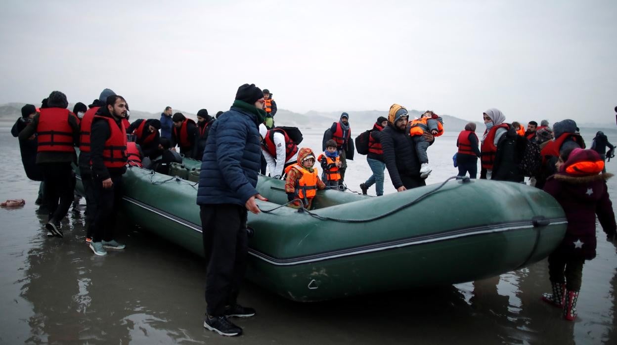 Así cruzaron el canal de la Mancha un grupo de inmigrantes, en imágenes