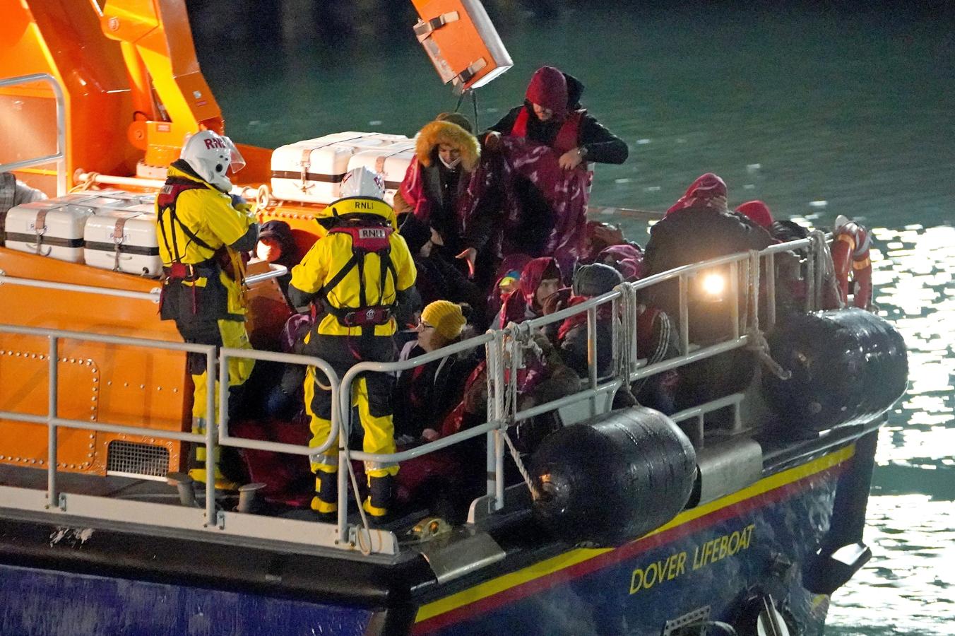 El bote salvavidas RNLI rescata del mar a los 40 inmigrantes que salieron desde Francia. 