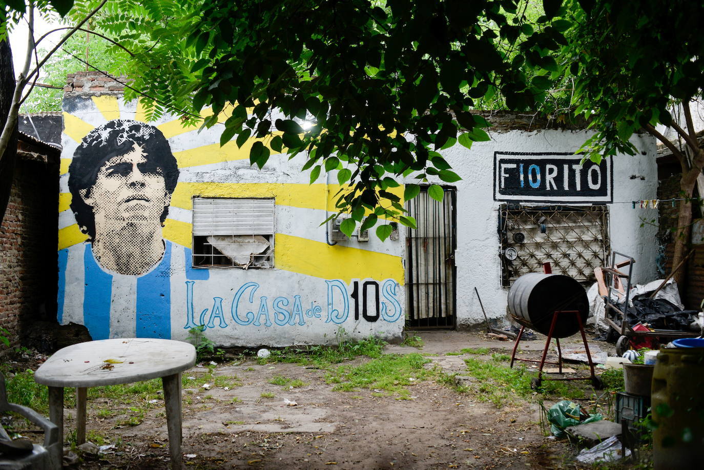 La casa de su infancia. Varias personas, tras su muerte, decoraron la casa donde se crió Maradona, en Villa Fiorito, un barrio en la periferia de Buenos Aires. El edificio, humilde, ha sido uno de los lugares de pregrinación durante el aniversario de su muerte.