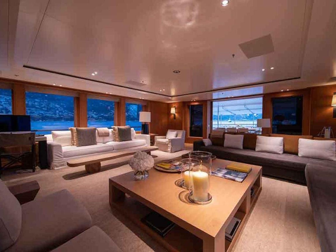 'Drizzle', el yate que Amancio Ortega vende por 76 millones. El interior destila elegancia y aúna formas minimalistas con acabados más clásicos que equilibran el resultado y le confieren un estilo muy elegante. El salón principal se torna clave, con grandes ventanales que le dan una mayor amplitud y luminosidad.