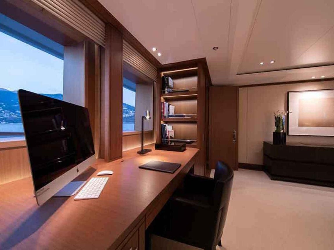 'Drizzle', el yate que Amancio Ortega vende por 76 millones. El despacho es muy amplio y tiene incluso una pequeña librería. El yate posee Wifi por lo que se puede trabajar cómodamente en él.