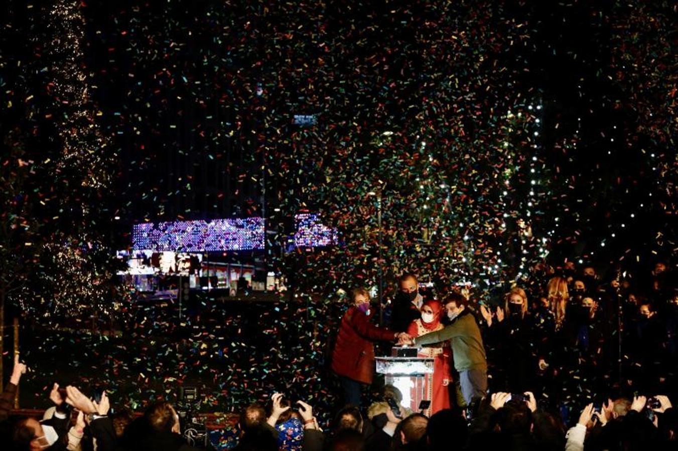 El alcalde de Madrid, José Luis Martínez Almeida, pulsa el botón para encender la iluminación navideña de la ciudad junto a Javier Ortega Smith, secretario general de Vox, y la concejala de Recupera Madrid Marta Higueras. 