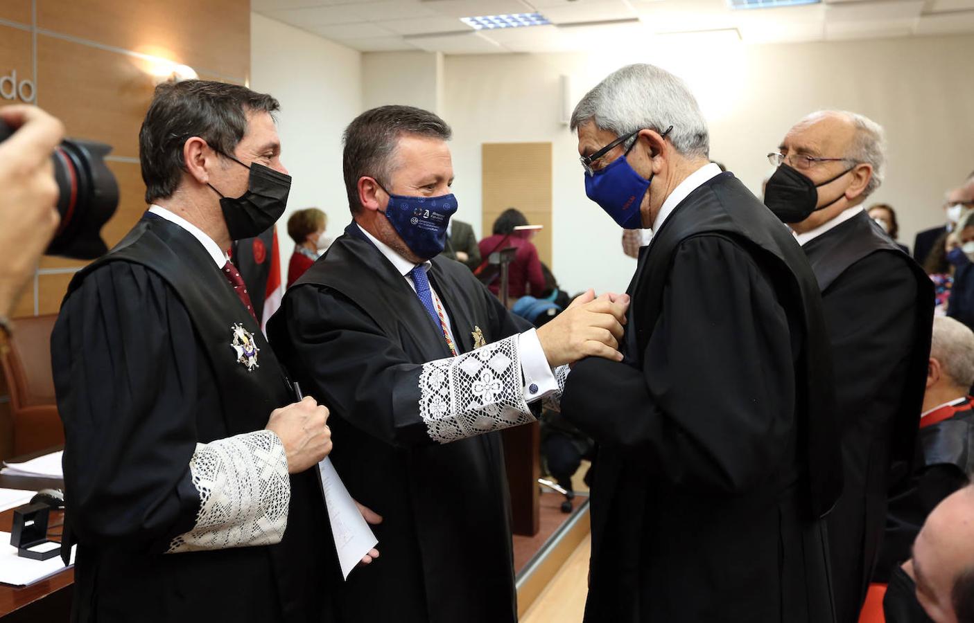 Ángel Cervantes impone la medalla a Joaquín Sánchez Garrido. 