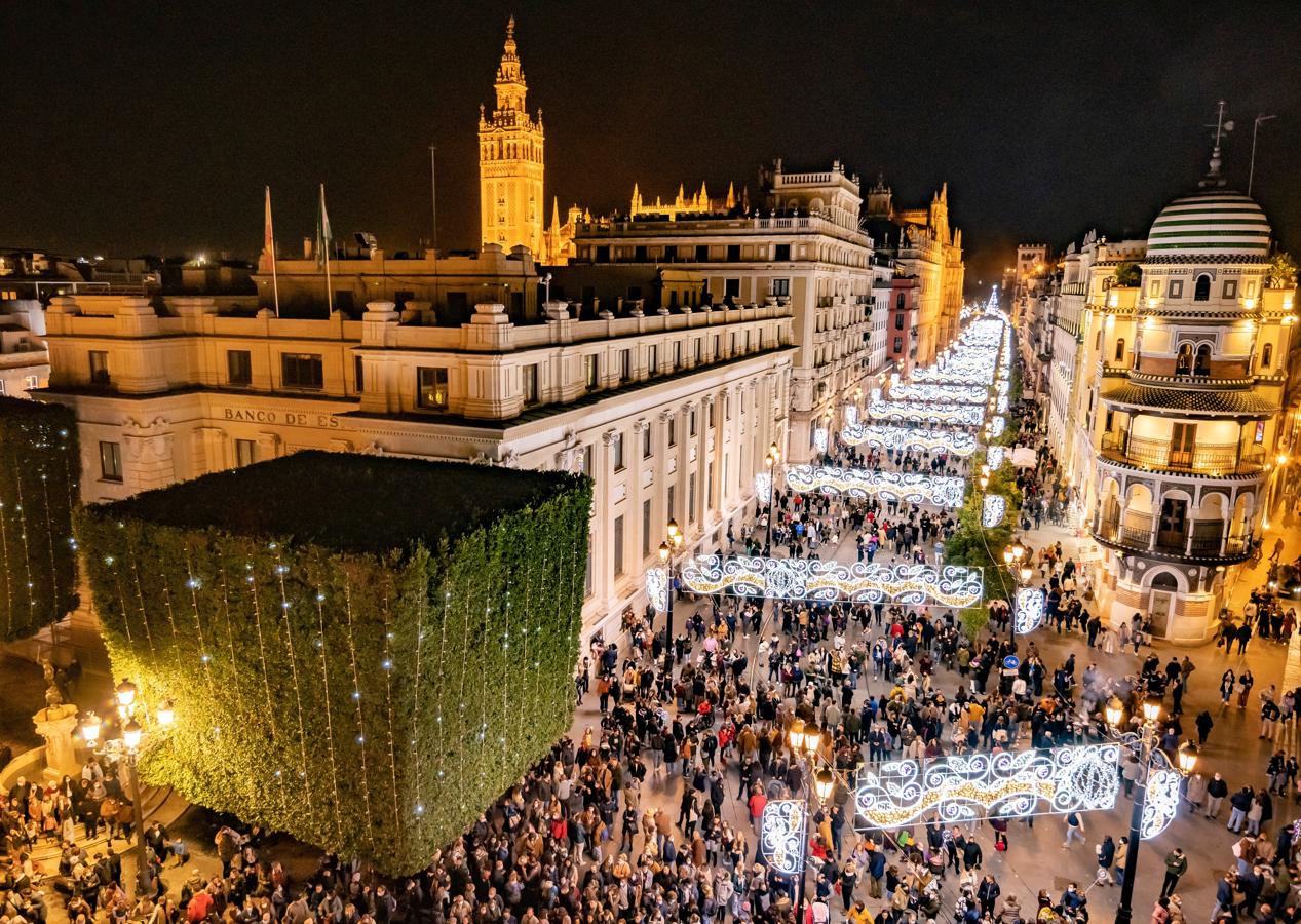 Ambiente en la Avenida de la Constitución de Sevilla, que ha inaugurado su iluminación navideña este viernes. 