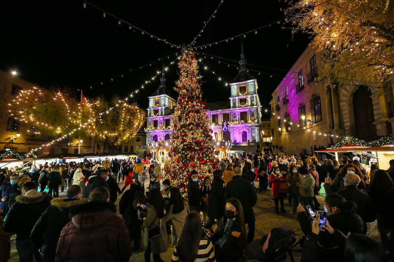 Mercado navideño en la plaza del Ayuntamiento. 