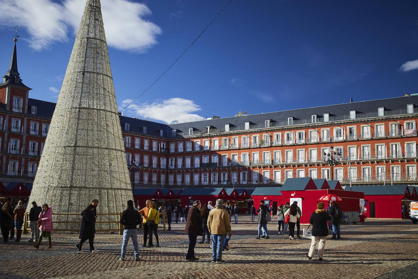 Decoraciones en la plaza. Entre los puestos, la Plaza Mayor recoge un gran árbol de navidad de luces, que se enciende junto al resto de iluminaciones