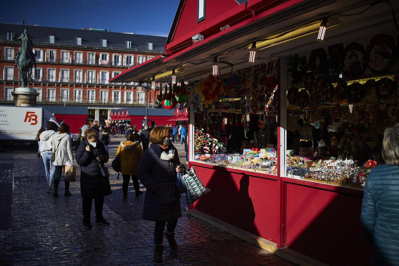 Primeros visitantes. Los primeros curiosos se acercan a los puestos, dando inicios a la Navidad