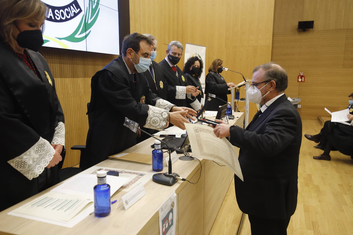 El acto de jura y entrega de reconocimientos a graduados sociales de Córdoba, en imágenes