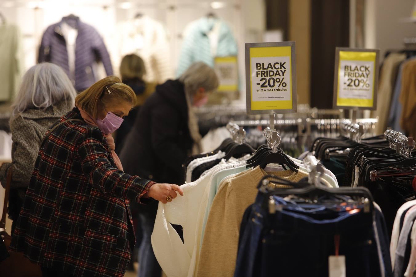 Calles llenas en una jornada de descuentos y compras a la que se suma el pequeño comercio en Córdoba