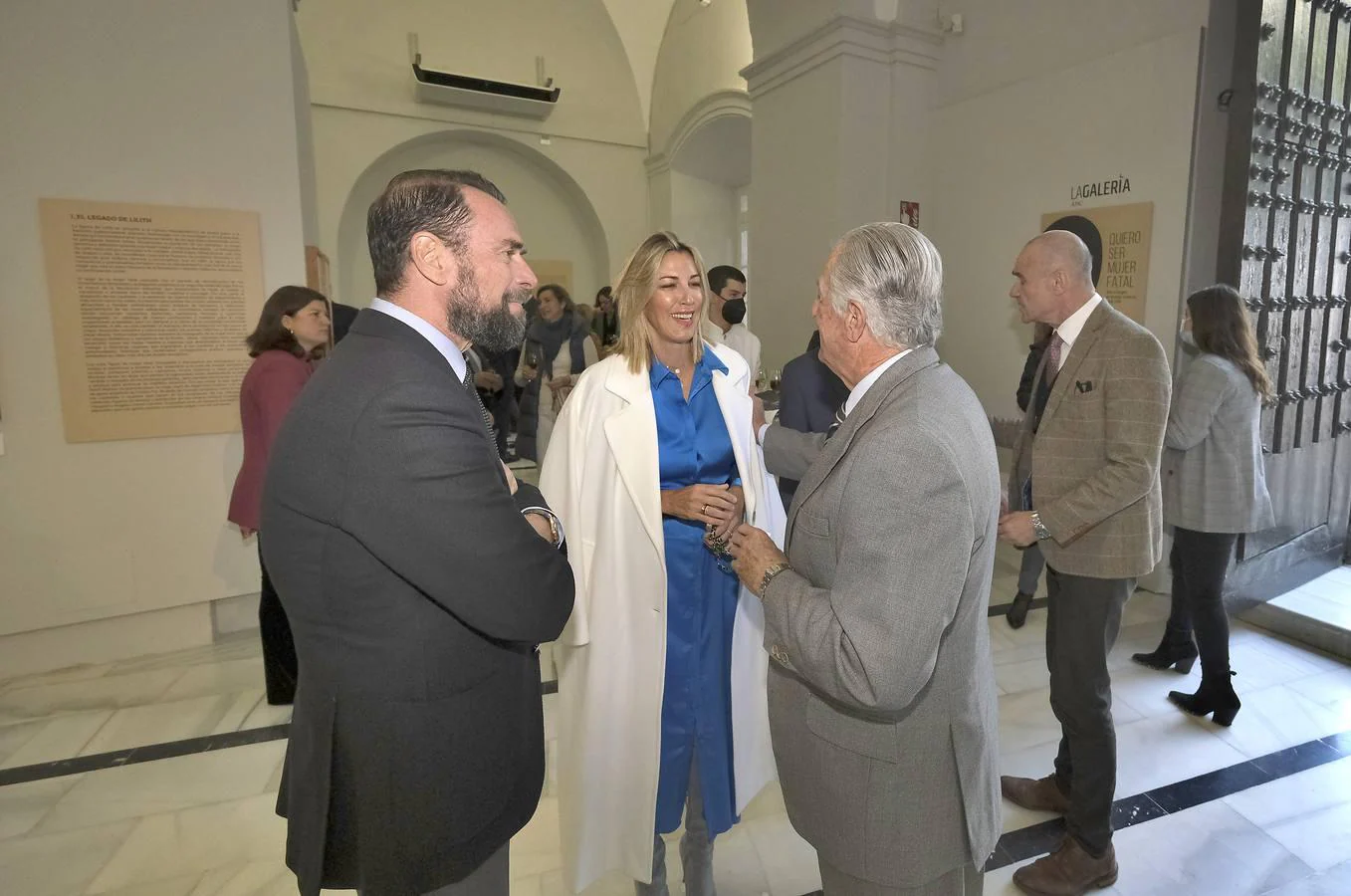 José María Capitán, María Noguera y otro de los invitados a la entrega del premio