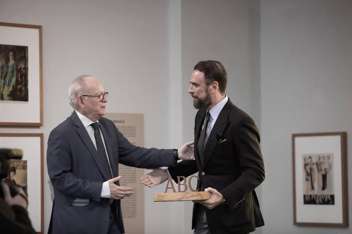Álvaro Ybarra, director de ABC Sevilla, entrega el premio a José María Capitán