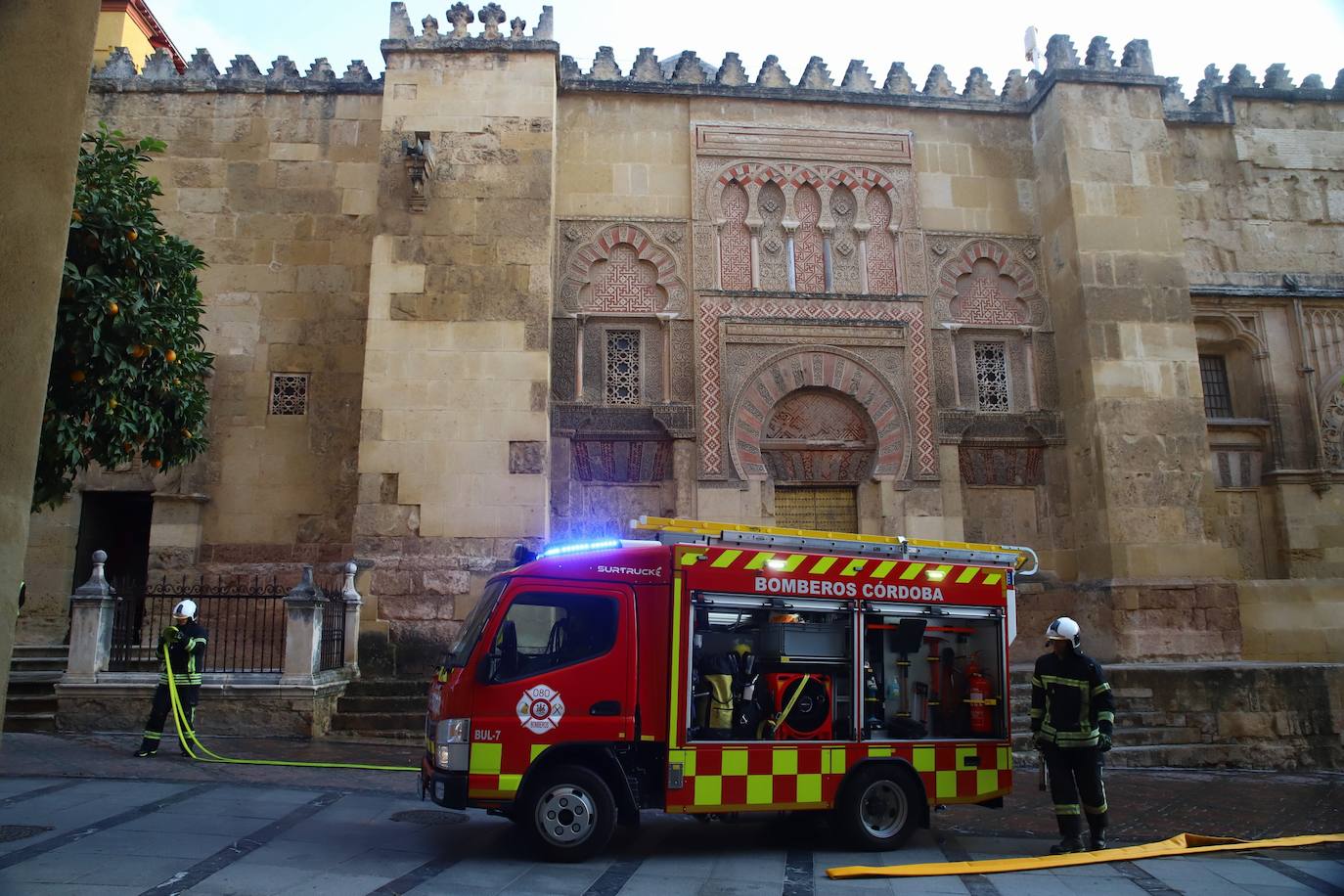 En imágenes, el simulacro de incendio en la Mezquita-Catedral de Córdoba