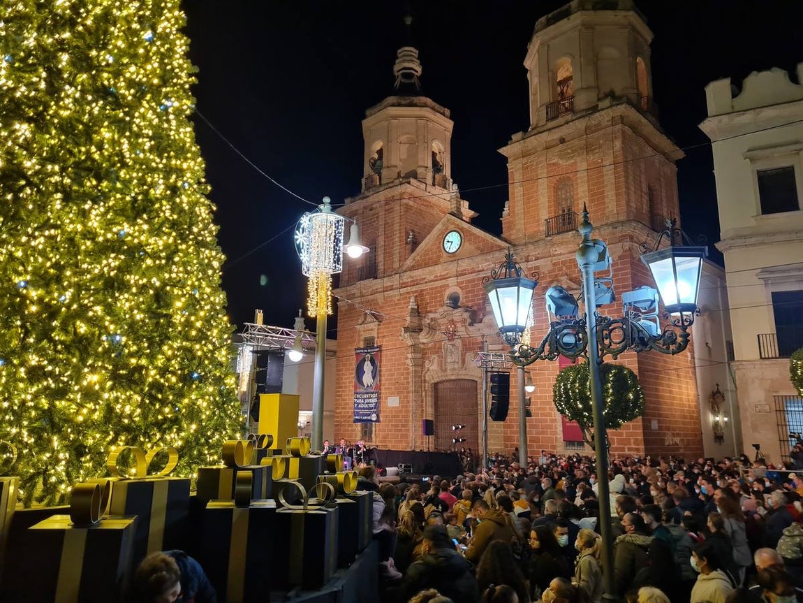 FOTOS: Monchi enciende la iluminación de Navidad en San Fernando