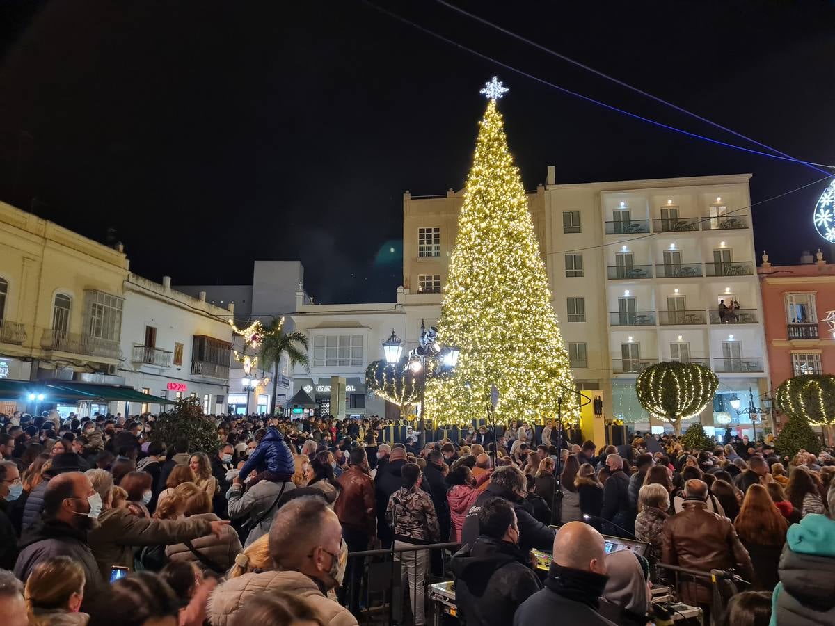 FOTOS: Monchi enciende la iluminación de Navidad en San Fernando